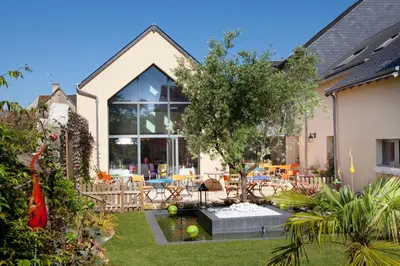 Jardin de l'établissement Logis hôtel Ô en Couleur