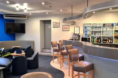 Salon ou bar de l'établissement Hotel Le Circuit Le Mans