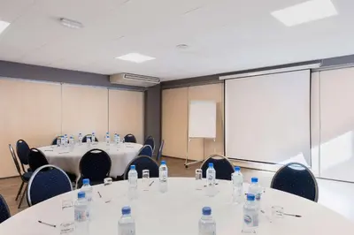 Espace de conférence ou salle de réunion dans l'établissement Hotel Le Circuit Le Mans