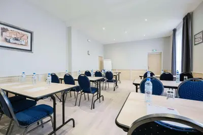 Espace de conférence ou salle de réunion dans l'établissement Hotel Le Circuit Le Mans