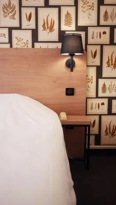 Un ou plusieurs lits dans un hébergement de l'établissement Logis Hôtel & Restaurant - Le Saint-Louis