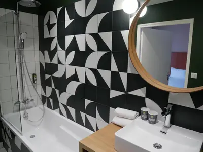 Salle de bains dans l'établissement Logis Hôtel & Restaurant - Le Saint-Louis