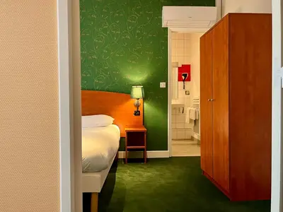 Un ou plusieurs lits dans un hébergement de l'établissement Logis Hôtel & Restaurant - Le Saint-Louis
