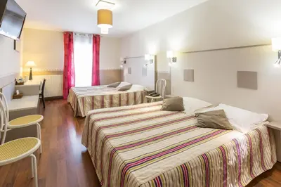 Un ou plusieurs lits dans un hébergement de l'établissement Logis Hôtel & Restaurant d'Angleterre