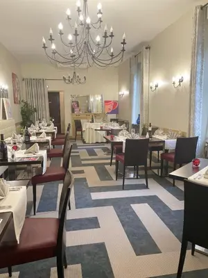 Restaurant ou autre lieu de restauration dans l'établissement Logis Hôtel & Restaurant d'Angleterre