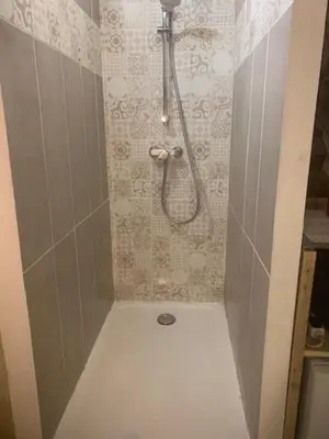 Salle de bains dans l'établissement Les Troglos de la Tufolière