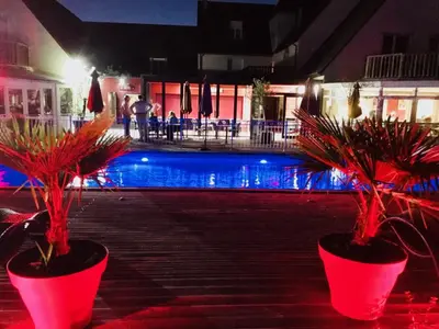 Piscine de l'établissement Les Terrasses de Saumur - Hôtel & Appartements - Restaurant & Spa (Logis) ou située à proximité