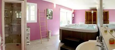 Salle de bains dans l'établissement Au Coeur Du Bien Etre, chambre d'hôtes avec piscine chauffée et couverte, SPA, sauna, massages