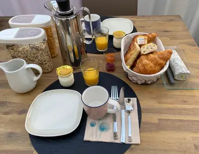 Options de petit-déjeuner proposées aux clients de l'établissement Les Rives du Cher - Chambres d'hôtes