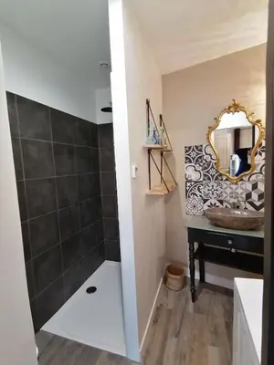 Salle de bains dans l'établissement Aquarelle