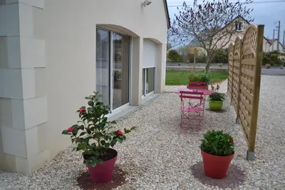 Jardin de l'établissement Au Coeur du Bien-Etre, gîte avec piscine chauffée et couverte, SPA, sauna, massages