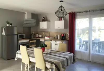 Cuisine ou kitchenette dans l'établissement Gîte de Roches Hibou