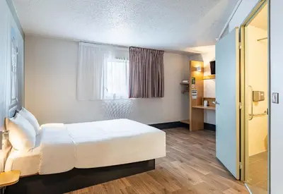 Un ou plusieurs lits dans un hébergement de l'établissement B&B HOTEL Tours Parc Expo St-Avertin