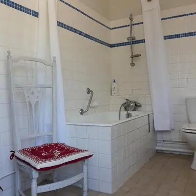 Salle de bains dans l'établissement La Violiere