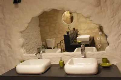 Salle de bains dans l'établissement Troglodelice