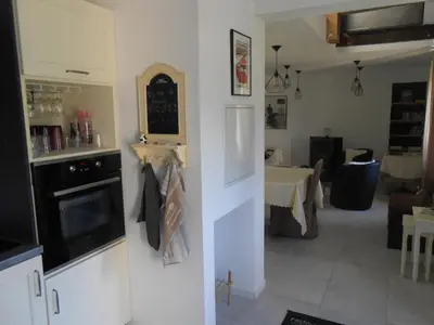Cuisine ou kitchenette dans l'établissement Aux Jardins De La Guyonnière Gîte 2 à 13 personnes