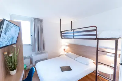 Un ou plusieurs lits dans un hébergement de l'établissement Brit Hotel Essentiel Tours Nord