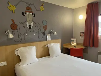 Un ou plusieurs lits dans un hébergement de l'établissement Brit Hotel Essentiel Tours Sud