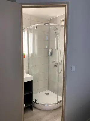 Salle de bains dans l'établissement Brit Hotel Essentiel Tours Sud