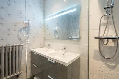 Salle de bains dans l'établissement Cit'Hôtel - Restaurant Saint Jacques