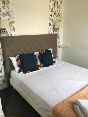 Un ou plusieurs lits dans un hébergement de l'établissement Logis Hôtel Louise de Savoie