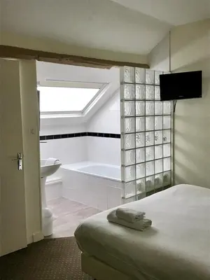 Un ou plusieurs lits dans un hébergement de l'établissement Logis Hôtel Louise de Savoie