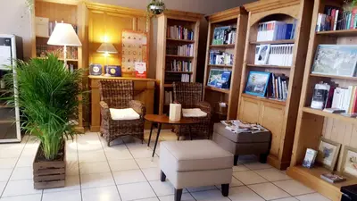 Bibliothèque dans l'hôtel