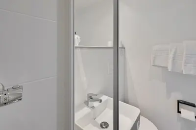 Salle de bains dans l'établissement balladins Blois