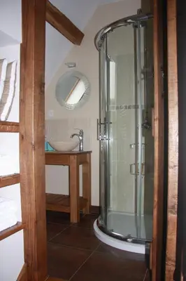 Salle de bains dans l'établissement Les Bouts de Rallé Chambre d'Hotes