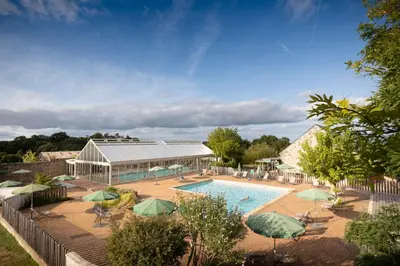 Piscine de l'établissement Huttopia Saumur ou située à proximité