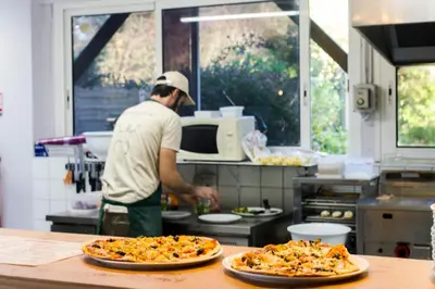 Cuisine ou kitchenette dans l'établissement Huttopia Saumur