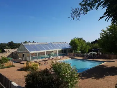 Piscine de l'établissement Huttopia Saumur ou située à proximité