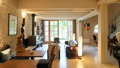 Coin salon dans l'établissement Les Loges de Saint Eloi