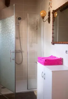 Salle de bains dans l'établissement La Noisetiere