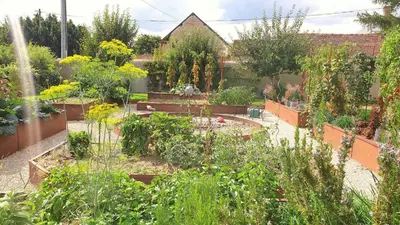 Jardin de l'établissement Les Loges de Saint Eloi- Gîtes