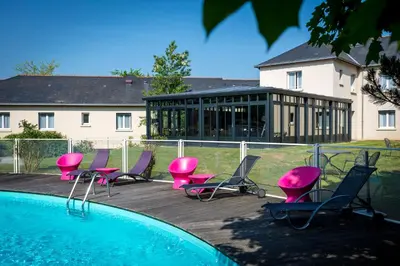 Piscine de l'établissement The Originals City, Hôtel La Saulaie, Saumur Ouest ou située à proximité