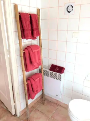 Salle de bains dans l'établissement Maison de charme à Saint Branchs avec jardin d'1 hectare