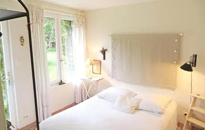 Un ou plusieurs lits dans un hébergement de l'établissement Maison de charme à Saint Branchs avec jardin d'1 hectare