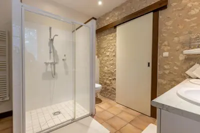 Salle de bains dans l'établissement Gîtes de la Bigauderie