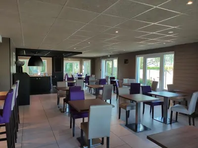Restaurant ou autre lieu de restauration dans l'établissement Campanile Sablé-Sur-Sarthe Vion