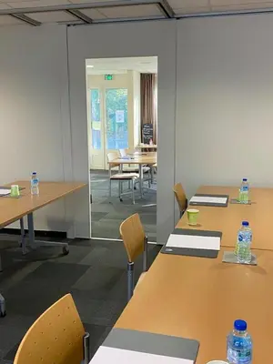 Espace de conférence ou salle de réunion dans l'établissement Campanile Tours Sud ~ Joué-Les-Tours