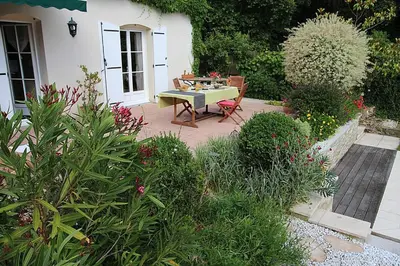 Jardin de l'établissement Logis du Lièvre d'or