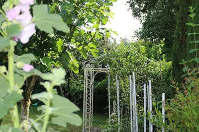 Jardin de l'établissement Logis du Lièvre d'or