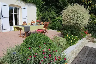 Jardin de l'établissement Logis du Lièvre d'or