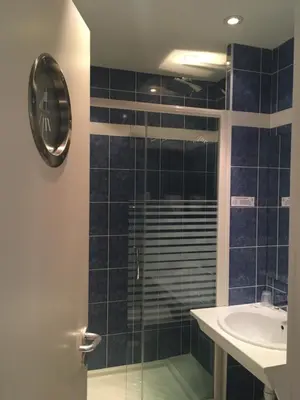 Salle de bains dans l'établissement Logis Hôtel Restaurant LE MONARQUE