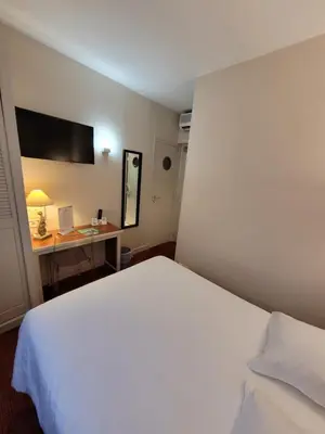 Un ou plusieurs lits dans un hébergement de l'établissement Logis Hôtel Restaurant LE MONARQUE