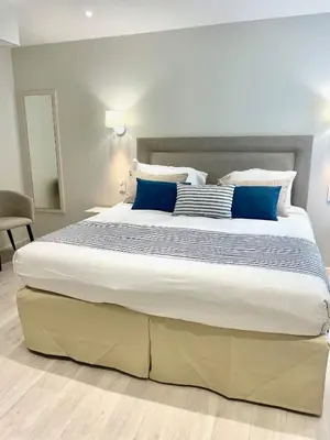 Un ou plusieurs lits dans un hébergement de l'établissement Kyriad Saumur Hyper Centre Hôtel, Appartements, Séminaires et SPA soins Sothys Paris