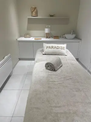 Un ou plusieurs lits dans un hébergement de l'établissement Kyriad Saumur Hyper Centre Hôtel, Appartements, Séminaires et SPA soins Sothys Paris