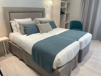 Un ou plusieurs lits dans un hébergement de l'établissement Kyriad Saumur Hyper Centre Hôtel, Appartements, Séminaires et SPA soins Sothys Paris