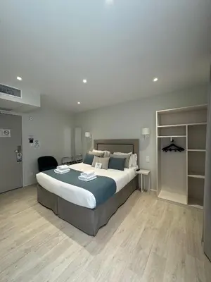 Un ou plusieurs lits dans un hébergement de l'établissement Kyriad Saumur Hyper Centre Hôtel, Appartements, Séminaires et SPA soins Sothys Paris